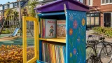 Almeerse Annika (8) opent minibieb bij speeltuin om leesplezier in de wijk aan te wakkeren