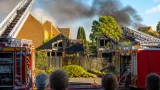 Brand verwoest twee schuren in Harderwijk; woningen houden hitteschade