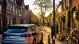 Deventer start proef met laadlichtmasten: lantaarnpalen krijgen laadpunten in Steenbrugge