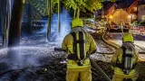 Grote bosbrand bij Geffen geblust, nablussen duurt nog uren