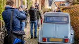 Sven en Mario reizen met hun 'Eend' door Groningen en trekken belangstelling