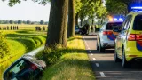 Twee ongelukken in Friesland: bestuurder in sloot bij Schalsum, auto tegen boom in Leeuwarden
