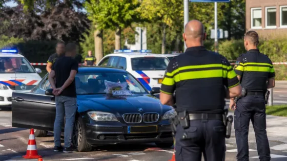 Achtervolging eindigt in Ede: auto klemgereden, bestuurder aangehouden