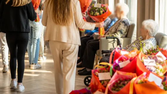Aeres VMBO Nijkerk schenkt diplomabloemen aan verzorgingshuizen en hospice