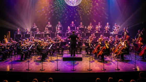 Apeldoorn kijkt mee: groot live-orkest blaast discohits nieuw leven in