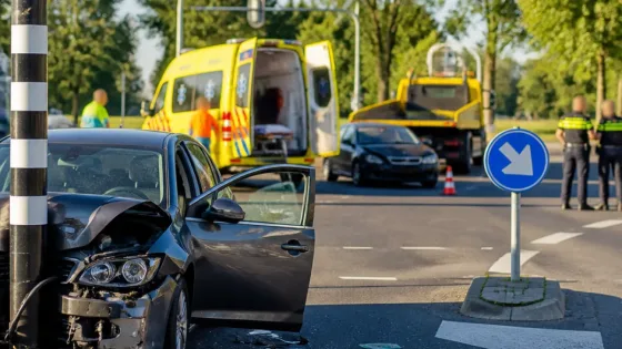 Botsing op Flevoweg in Kampen: auto eindigt tegen verkeerspaal, geen ziekenhuisopnames