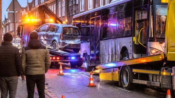 Botsing tussen auto en lijnbus op Kruisstraat in Kerkrade: geen gewonden, beide voertuigen beschadigd