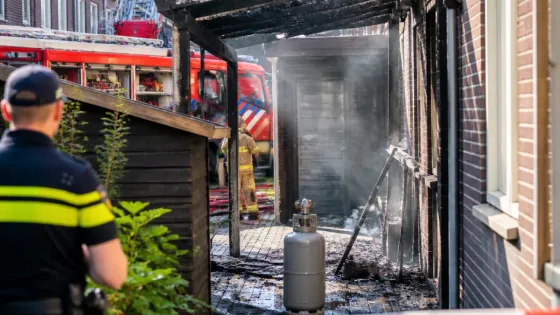 Brand onder afdak achter woning in Oss roept vragen op over veiligheid en handelen hulpdiensten