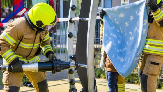 Brandweer bevrijdt jongen uit speelrek in Zoetermeer; inzet hydraulisch gereedschap