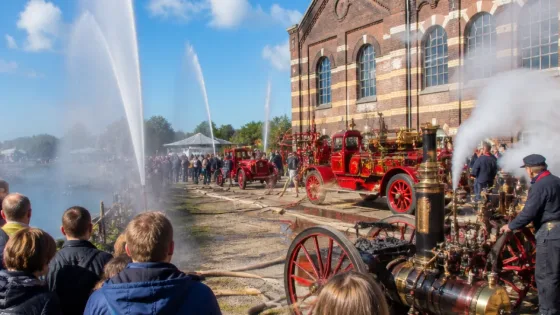 Brandweerfestijn in Medemblik: stoomspuiten, oldtimers en spectaculaire waterspelen