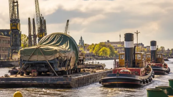 Gerestaureerde molen uit Schiedam per boot naar Stavenisse vertrokken