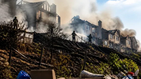 Grote brand in Krokstadelva verwoest tientallen huizen — Huizen in Noorwegen getroffen