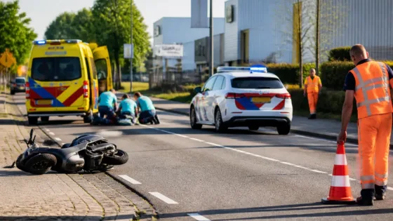 Oudere scooterrijder gewond na val; hulp snel op gang in Heerhugowaard