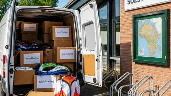 Soestse wielerclub Tempo Soest doneert oude shirts en broeken aan clubs in Malawi en Oeganda