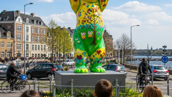 Venlo onthult 4,5 meter hoge Greekbaer op rotonde De Maas
