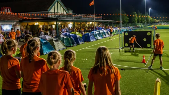 WK-koorts bij hockeyclub in Heerhugowaard: kampeernacht en massale steun voor Oranje