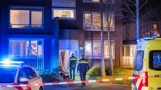 Zwaargewonde bij steekpartij in flat; verdachte aangehouden in Apeldoorn