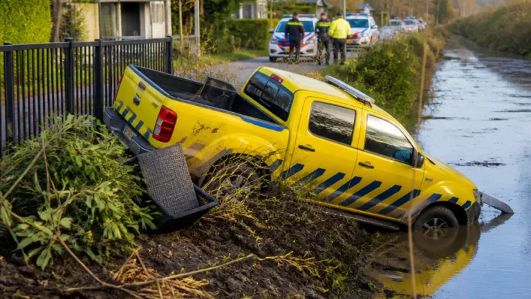 22‑jarige aangehouden na rijden met gestolen geel provincievoertuig in sloot bij Biddinghuizen