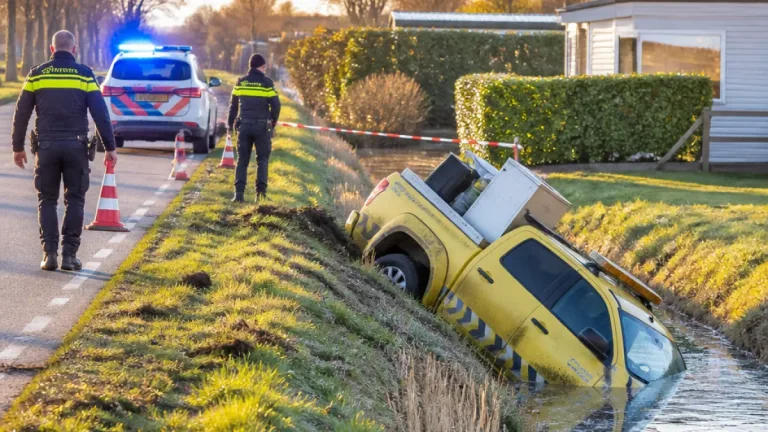 Aangehouden na rit in gestolen provincieauto: dronken bestuurder belandt in sloot bij Biddinghuizen