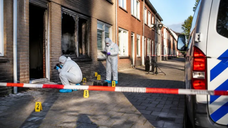 Aanhouding na nachtelijke explosie bij woning in Enschede; politie zoekt getuigen