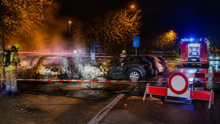 Autobranden bij Vondelweg: vier auto's beschadigd in Haarlem-Noord, politie onderzoekt