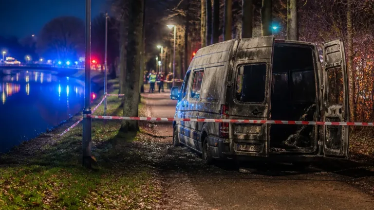 Bestelbus volledig uitgebrand op fietspad langs kanaal in Helmond