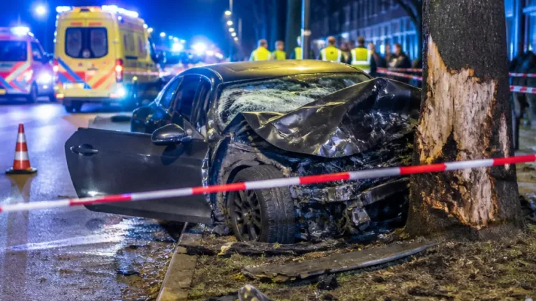 BMW-collision in Nijmegen: zware klap in Groenestraat, twee gewonden naar ziekenhuis