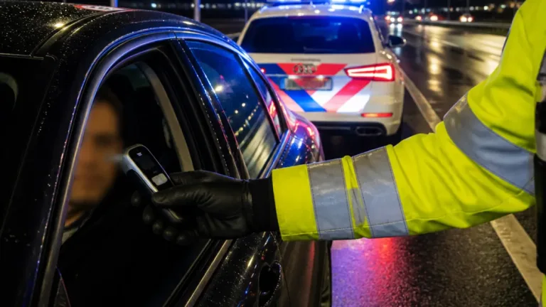 BMW-rijder met 180 km/uur en onder invloed langs Utrecht: rijbewijs ingenomen