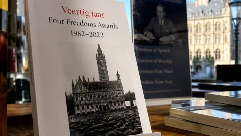 Boek over 40 jaar Four Freedoms Awards in Middelburg te koop; opbrengst voor stichting