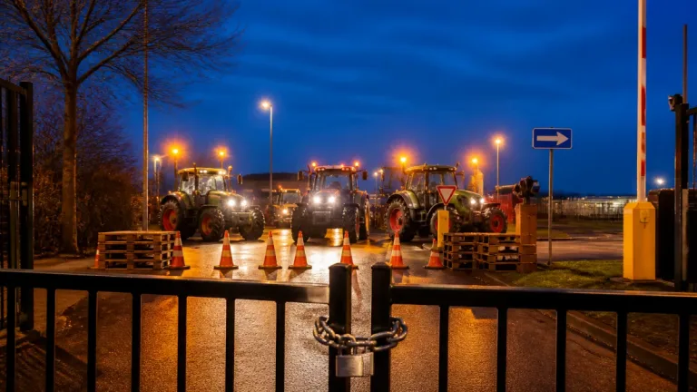 Boeren blokkeren toegang tot distributiecentrum Beilen en afvalverwerker Wijster