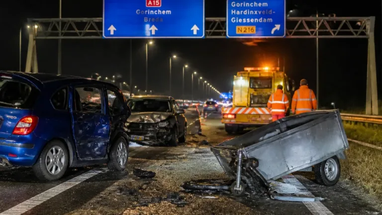 Botsing op A15 bij Gorinchem: aanhanger schiet los, gezin ongedeerd