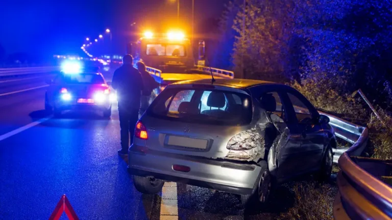 Eenzijdig ongeluk op A73 bij Venray-Noord: auto raakt vangrail, bestuurder afgevoerd
