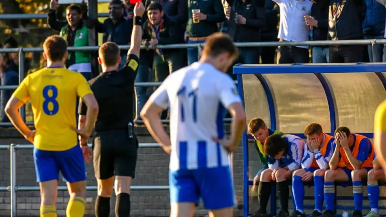 FC Groningen verliest oefenduel na rode kaart en late doelpunten van AEK Athene