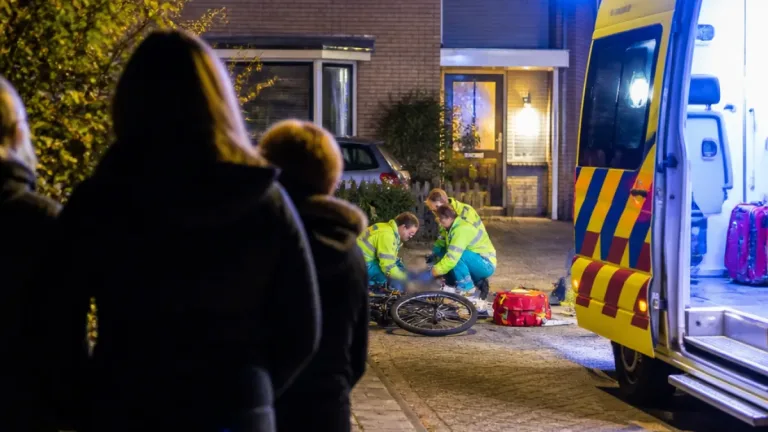 Fietser gewond aangetroffen op oprit in Zwolle-Zuid; toedracht blijft onduidelijk