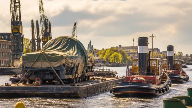 Gerestaureerde molen uit Schiedam per boot naar Stavenisse vertrokken