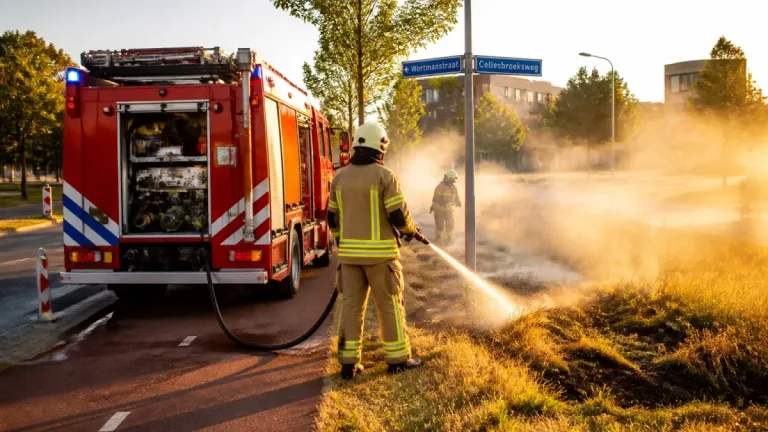 Grasbrand langs fietspad in Kampen snel geblust; oorzaak onbekend