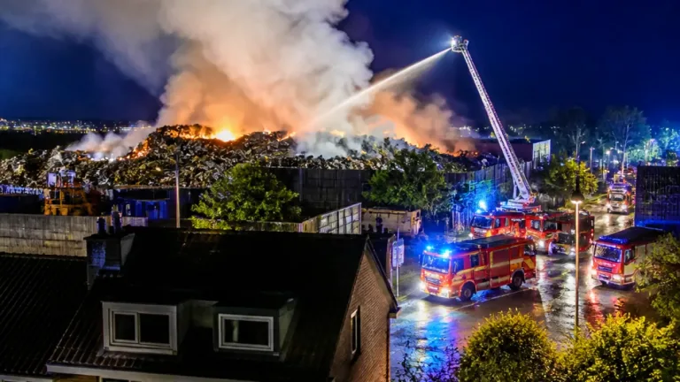 Grote brand bij metaalverwerker Riwald veroorzaakt rookoverlast in Almelo