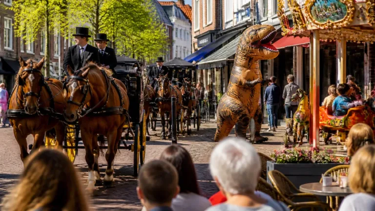 Hardenberg centrum op 18 juli vol dino’s en historische rijtuigen