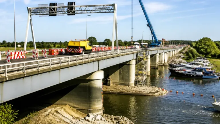 Hardenbergerbrug bij Nijkerk langdurig dicht: veiligheid en scheepvaart raken beperkt