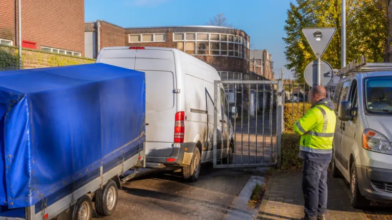 Heerlen: dakdekker eist ingrijpen gemeente om volgens hem onveilig hek bij uitrit