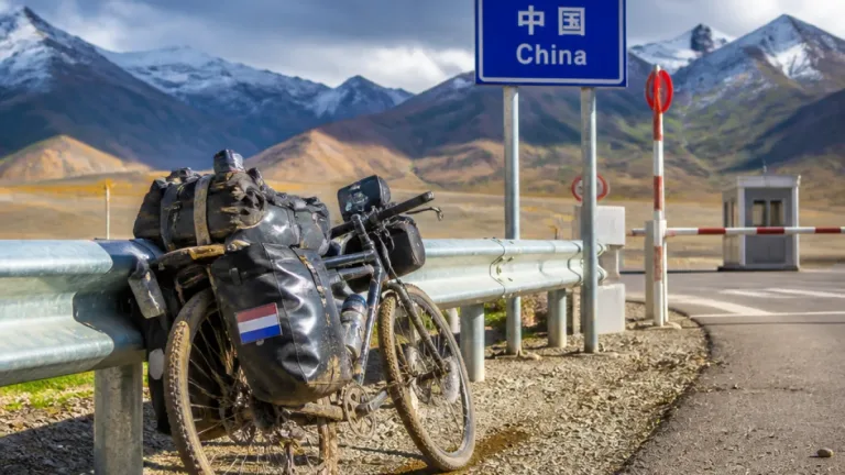 Hengelo naar China in 80 dagen: lokale fietser bereikt grens na 6.500 km