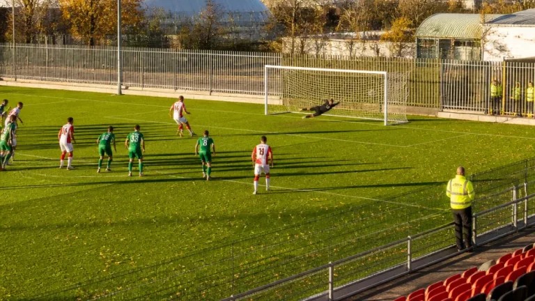 Heracles wint in Billerbeck; Emmen mist kansen en verliest met 2-0