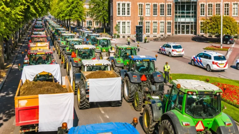 Honderden trekkers langs alle gemeentehuizen in Drenthe; protest eindigt bij provinciehuis Assen