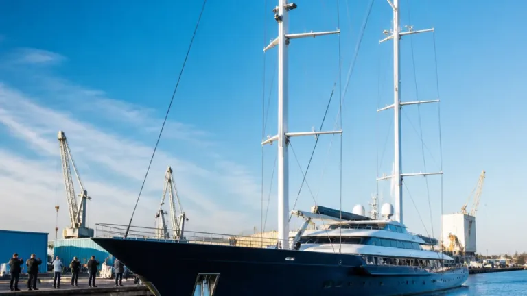 Imposant 69-meter superjacht valt op in Industriehaven Harlingen