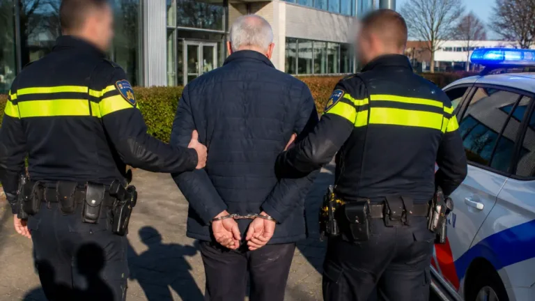 Man aangehouden bij CBR Hengelo na niet gehoorzamen aan verzoek te vertrekken