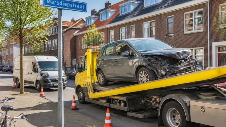 Marsdiepstraat korte tijd stil na botsing; voertuigen weggesleept in Den Helder