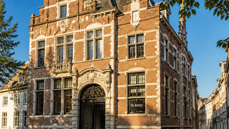 Monumentaal stadskasteel in Maastricht-centrum komt op de markt: schakel tussen wonen en erfgoed