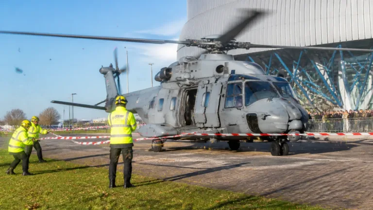 NH90 landt bij Thialf: Defensieoefening verrast Heerenveen