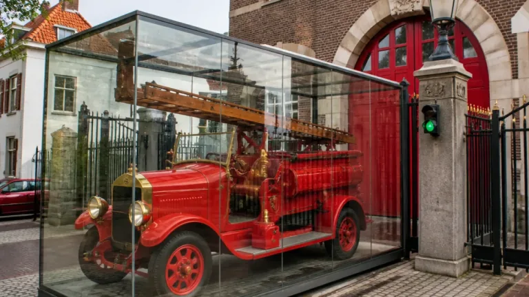 Oldtimer-brandweerwagen uit 1937 krijgt zichtplek bij kazerne Vlissingen