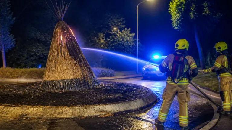 Opnieuw vuur bij miniatuurhooiberg: nacht met twee branden houdt Tiel wakker
